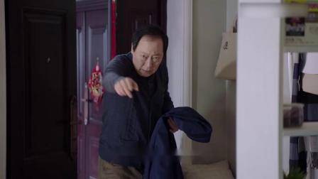 都挺好：家里门不稳掉落，岳父被压倒沙发背，幸好准女婿出现及时