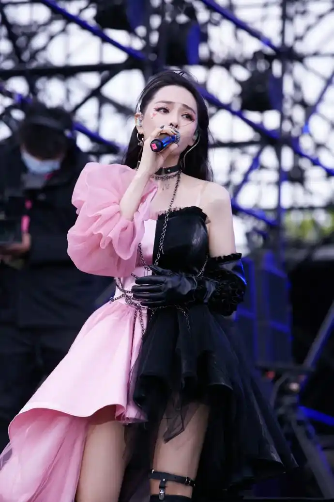 53岁伊能静登台唱歌造型狂野_伊能静保养得真好状态显嫩_伊能静照片下载