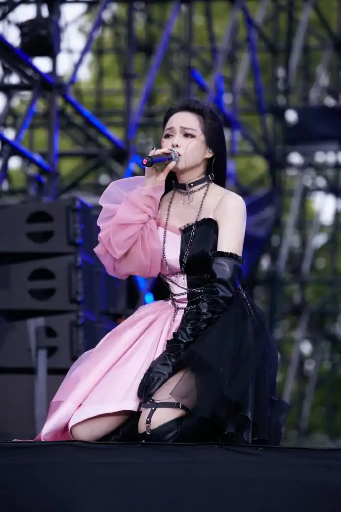 53岁伊能静登台唱歌造型狂野_伊能静保养得真好状态显嫩_伊能静照片下载