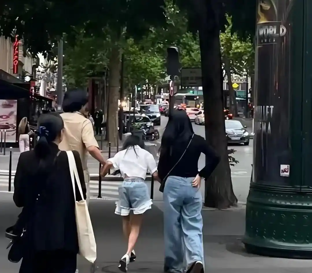 伊能静秦昊素颜照_伊能静巴黎街拍真实状态_伊能静照片下载