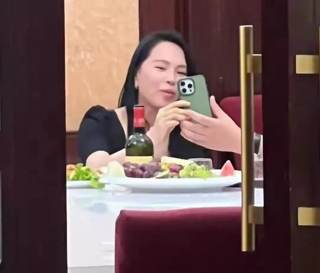 伊能静秦昊素颜照_伊能静巴黎街拍真实状态_伊能静照片下载