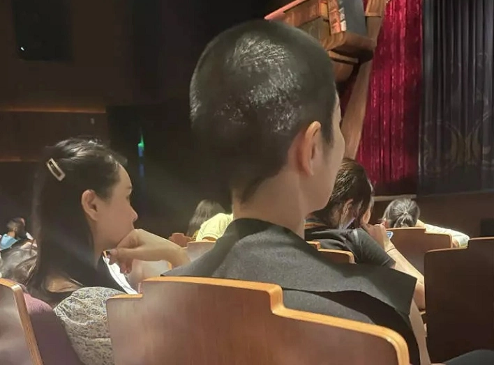 伊能静逛剧院 照片 网友热议_伊能静照片下载_伊能静素颜状态 脸部凹痕 分析