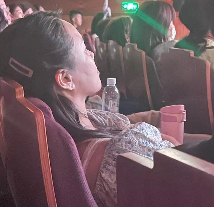 伊能静照片下载_伊能静逛剧院 照片 网友热议_伊能静素颜状态 脸部凹痕 分析