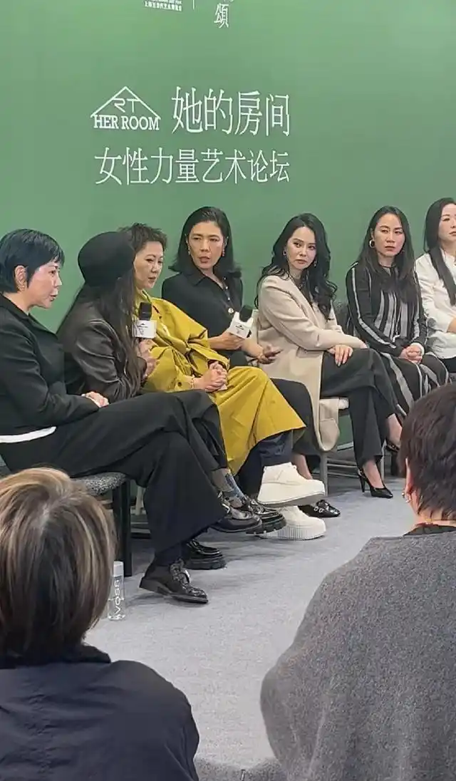 伊能静上海021艺术展素颜亮相，岁月痕迹引关注