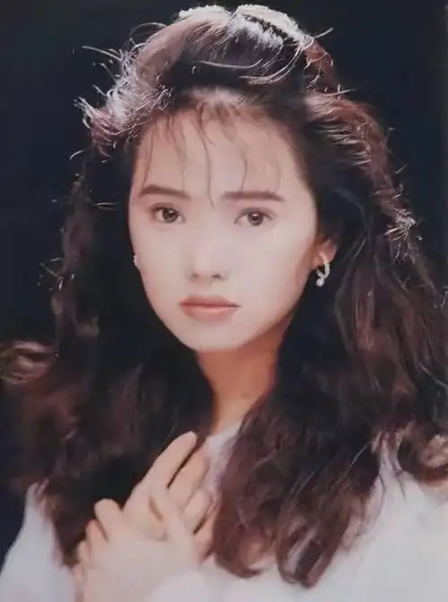 伊能静素颜亮相021艺术展_57岁女明星真实状态探讨_伊能静照片下载