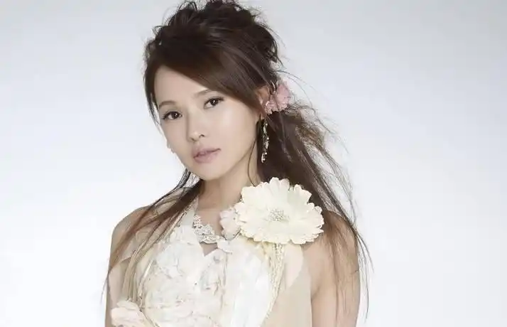 伊能静素颜亮相021艺术展_伊能静照片下载_57岁女明星真实状态探讨