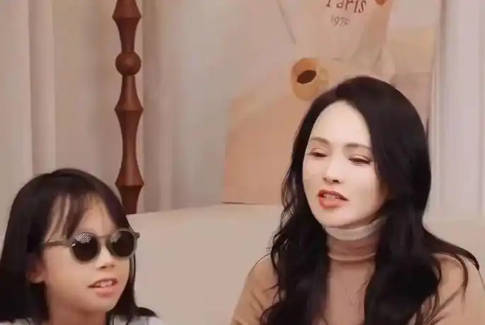 57岁女明星真实状态探讨_伊能静素颜亮相021艺术展_伊能静照片下载