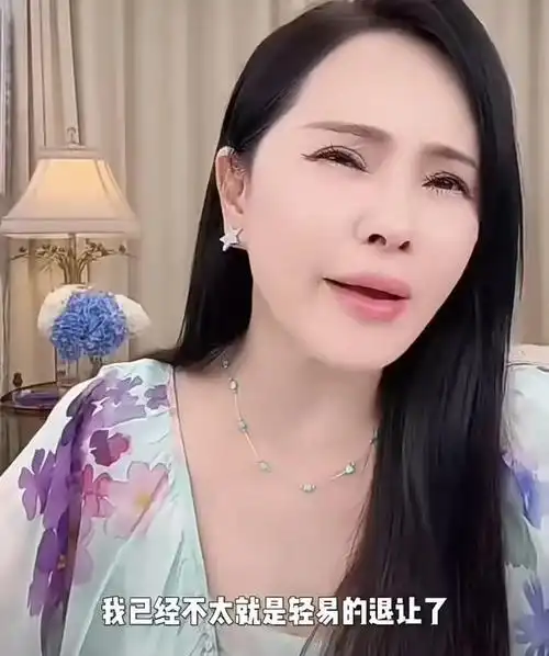 57岁女明星真实状态探讨_伊能静素颜亮相021艺术展_伊能静照片下载